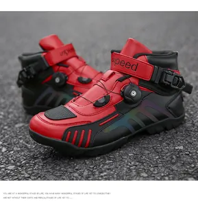 Detail der wasserdichten Motorradstiefel mit Drehverschluss und Regenbogen-Reflektoren