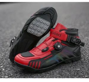 Makroaufnahme wasserdichter Motorradstiefel mit rutschfester Gummisohle und roten Akzenten