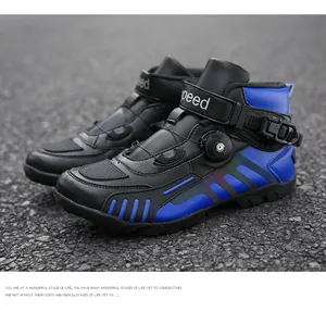 Detail der wasserdichten Motorradstiefel mit Schnellverschlusssystem und Speed-Klettverschluss