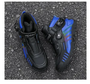 Detailansicht der Motorradstiefel mit Klettverschluss und Regenbogen-Reflexstreifen