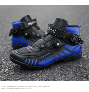 Detailansicht der Motorradstiefel mit Speed-Gurt und Drehverschluss auf Asphalt
