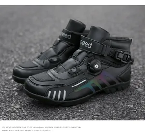 Detail der wasserdichten Motorradstiefel mit Drehverschluss und reflektierenden Streifen