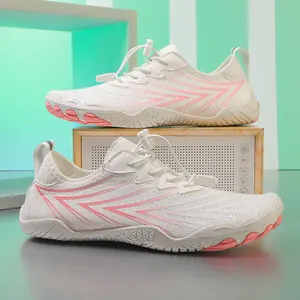 Ademende witte waterschoenen met roze golven en slipvaste rubberen zolen voor vrouwen