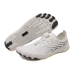 Witte blotevoeten-waterschoenen met ademend gaas en antislip rubberen zool