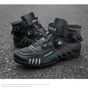 Details von wasserdichten Motorradstiefeln mit Drehverschluss und Reflexstreifen