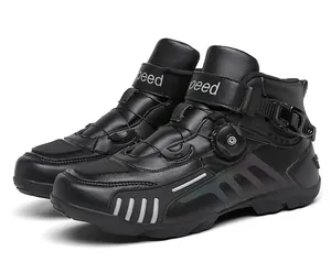 Detailansicht schwarzer Motorradstiefel mit Schnellverschluss und Reflexstreifen