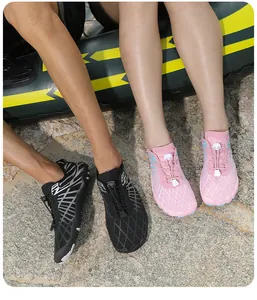 Detalle del sistema de cordones rápidos y malla transpirable en calzado para deportes