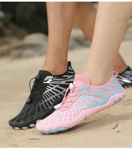 Vista detallada de zapatos de agua de secado rápido para playa y actividades al aire libre