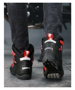 Detailansicht wasserdichter Motorradstiefel mit Sport-Logo und rutschfester Sohle im Freien