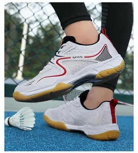 Détail de chaussure de badminton pro avec maille respirante et semelle en caoutchouc