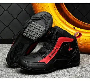 Detailansicht der schwarz-roten Motorradstiefel mit Drehverschluss und rutschfester Sohle