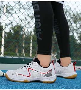 Vue détaillée latérale de chaussures de tennis pro avec semelles en gomme antidérapantes