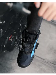 Nahaufnahme der Motorradstiefel mit Drehverschluss und verstärktem Schaltpaddel-Schutz