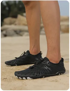 Detalle de escarpines de secado rápido en playa con cordones y suela antideslizante