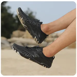 Zapatos de agua de secado rápido con suelas antideslizantes mostrados en la playa