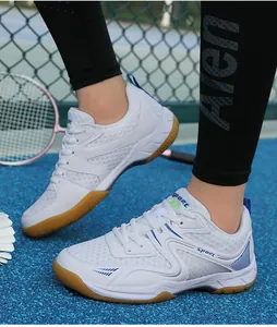 Vue détaillée des baskets blanches en maille avec semelle antidérapante en gomme