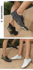 Dettaglio di scarpe da scoglio ad asciugatura rapida con suola in gomma antiscivolo