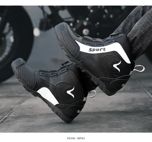 Detailansicht wasserdichter Motorradstiefel mit Drehverschluss und sportlichem Design