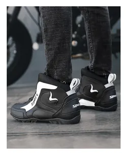 Detailaufnahme der schwarz-weißen Motorradstiefel aus Leder mit schützendem High-Top-Design