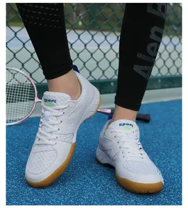 Détail d'une chaussure de sport en salle blanche avec mesh respirant et semelle en gomme