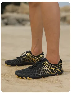 Detalle de zapatos de agua negros y dorados con malla transpirable y suela antideslizante