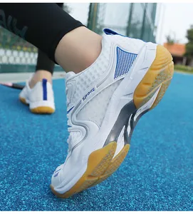 Détail de chaussures de badminton blanches respirantes avec semelles en gomme antidérapante