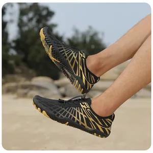 Foto de acción de zapatos de agua descalzos con suela antideslizante y cordón ajustable