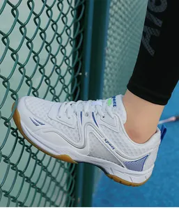 Détail de chaussure de badminton en maille blanche avec semelle en caoutchouc bleu