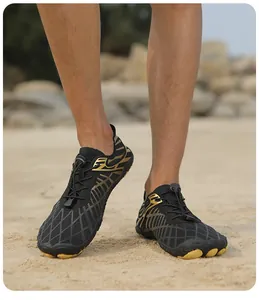 Detalle de zapatos de agua en negro y dorado con malla transpirable y suela antideslizante