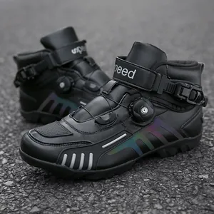 Schwarze Motorradstiefel mit Drehverschluss und Reflexstreifen auf Asphaltstraße