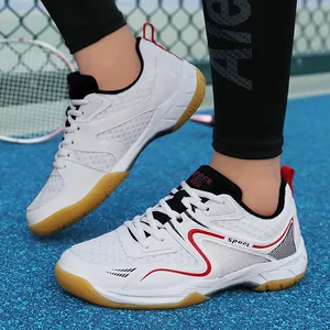 Chaussures de sport indoor blanches avec semelle en gomme sur terrain bleu