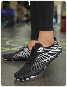 Detalle de zapato minimalista transpirable con suela de goma antideslizante en gimnasio