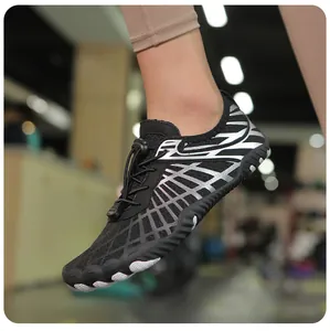Detalle de zapatos acuáticos con rayas reflectantes y sistema de cordones rápidos