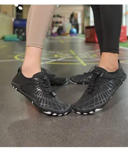 Detalle de zapatos de agua de malla transpirable con suelas de goma antideslizantes