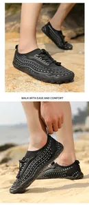 Dettaglio di scarpe acquatiche ad asciugatura rapida con mesh e suola antiscivolo