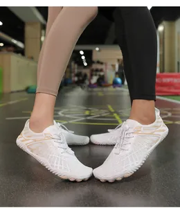 Primer plano de zapatos minimalistas flexibles con suela antideslizante que muestra flexibilidad