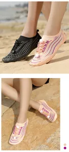 Dettaglio di scarpe acquatiche traspiranti con coulisse elastica e suola antiscivolo