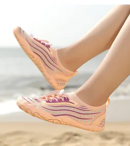 Dettaglio scarpe da scoglio ad asciugatura rapida con mesh arancione e laccetto