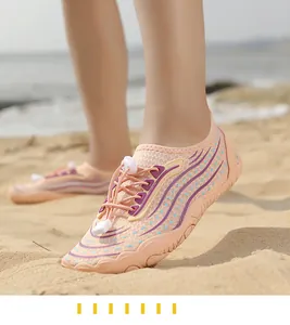 Dettaglio di scarpe da scoglio rosa traspiranti ad asciugatura rapida con lacci elastici