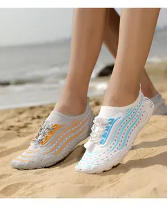 Dettaglio di scarpe da scoglio ad asciugatura rapida con suole antiscivolo sulla sabbia