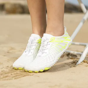 Zapatos de agua blancos con rayas amarillo neón para playa y senderismo