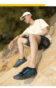 Dettaglio di scarpe acquatiche ad asciugatura rapida con mesh e suole antiscivolo