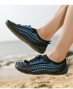Dettaglio di scarpe da scoglio ad asciugatura rapida con cordino elastico sulla spiaggia