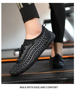 Scarpe da acqua traspiranti su tapis roulant che mostrano la suola in gomma antiscivolo