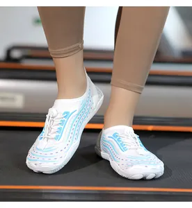 Scarpa da scoglio bianca ad asciugatura rapida con dettagli blu per tapis roulant