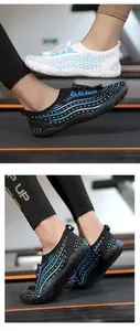 Dettaglio di scarpe acquatiche leggere e traspiranti con suola in gomma antiscivolo per palestra