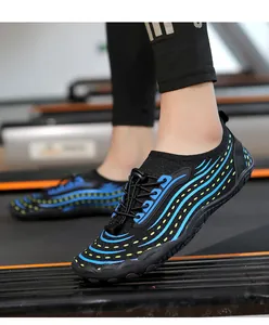 Dettaglio scarpe acquatiche ad asciugatura rapida con suola in gomma e lacci elastici