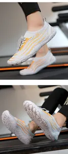 Dettaglio scarpe da scoglio grigie ad asciugatura rapida con suola antiscivolo