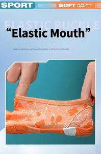 Detailopname van de elastische kraag en stretchstof van de oranje waterschoenen