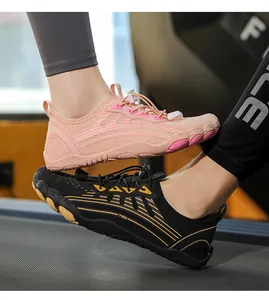 Dettaglio scarpe da scoglio a cinque dita rosa e nere con lacci elastici regolabili